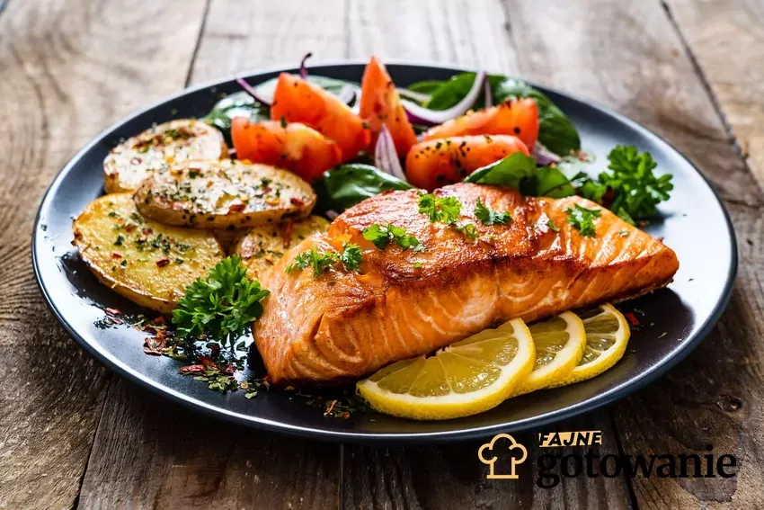 Pieczony łosoś z warzywami na talerzu
