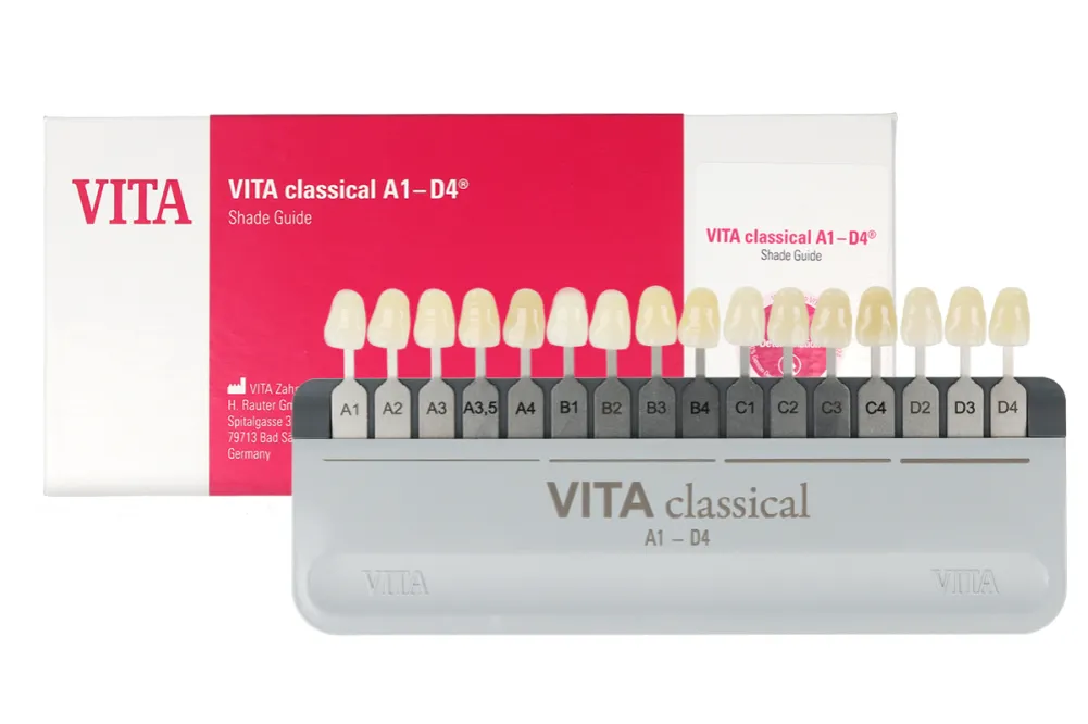 pr&oacute;bnik kolor&oacute;w zęb&oacute;w, dentysta wybierający kolor lic&oacute;wek