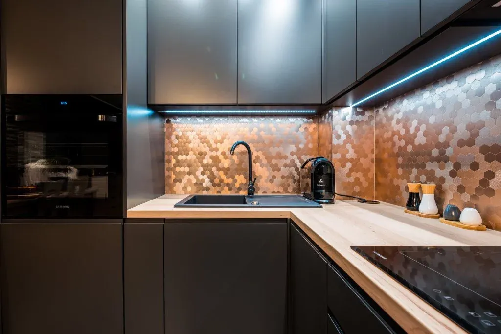 Nowoczesna kuchnia czarny zlew drewniany blat