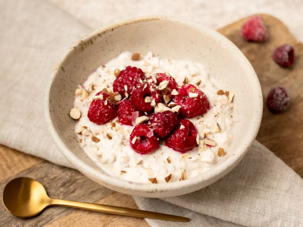 Pyszne śniadanie dla cukrzyka: owsianka z malinami i migdałami. Zdrowy początek dnia.