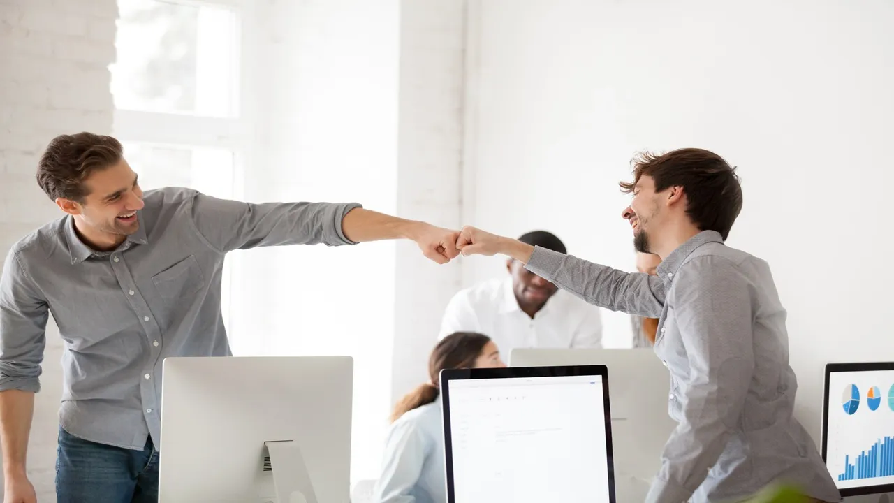 Pracownik otrzymujący pochwałę od szefa