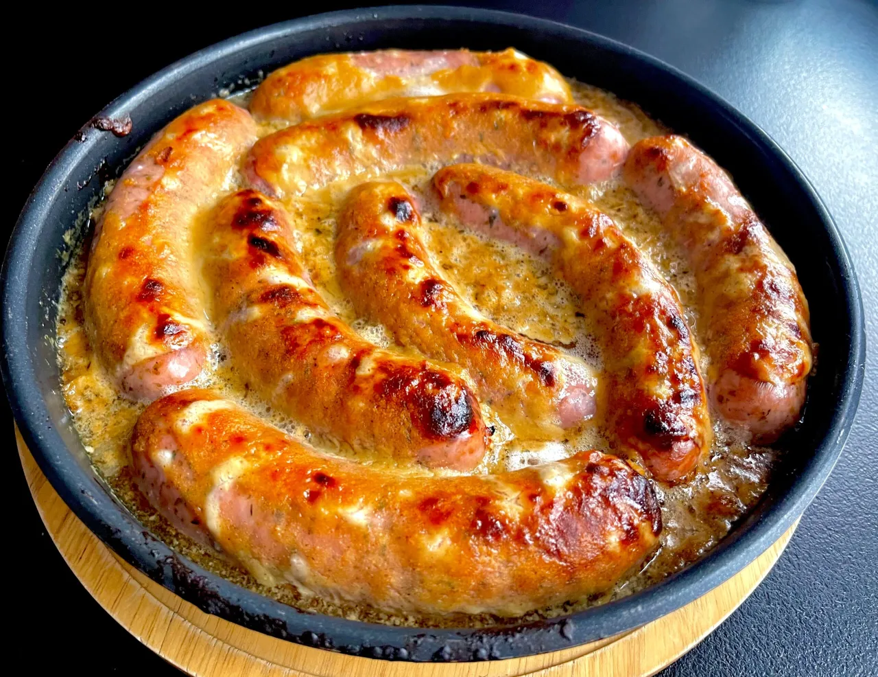 Biała kiełbasa pieczona z cebulą i piwem