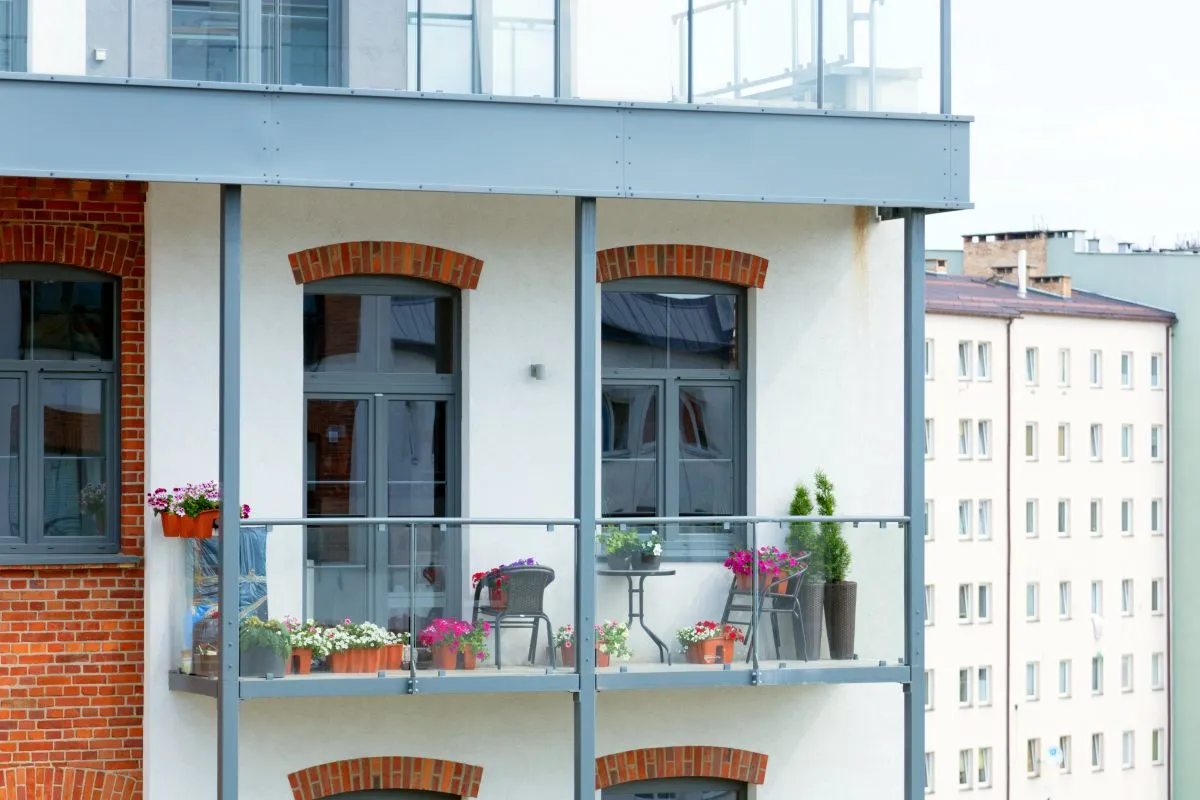 Zdjęcie Jak okuć balkon, aby uniknąć kosztownych błędów i zapewnić trwałość