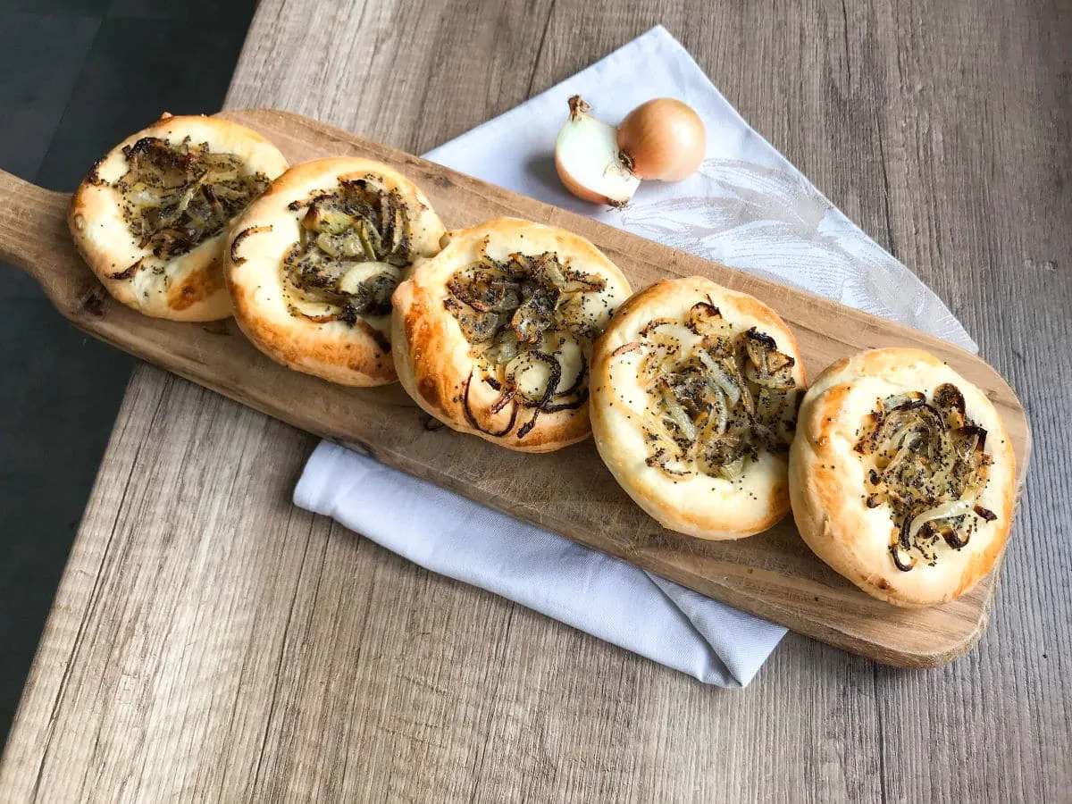 Pyszne bułeczki z cebulą i makiem, idealne na przekąskę. Zobacz, co można zrobić z drożdży!