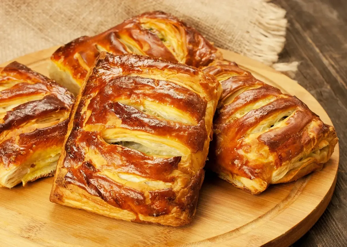 Złociste, pieczone ciastka z ciasta francuskiego, idealne na dobry przepis na ciasto francuskie.