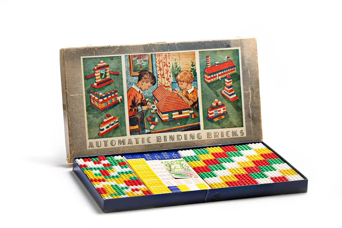 Ewolucja klocków LEGO od drewnianych do pierwszych plastikowych