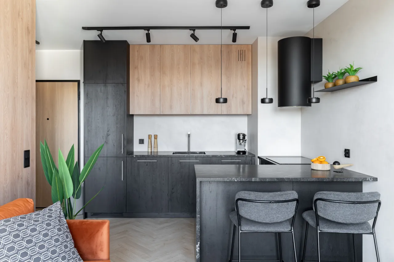Funkcjonalna kuchnia aneks w małym mieszkaniu 30m2