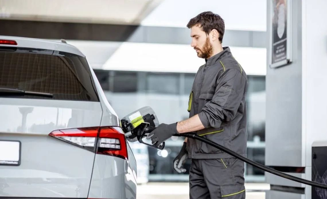 proces tankowania samochodu krok po kroku