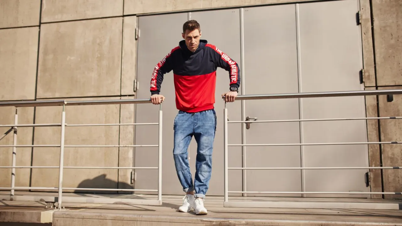 Stylizacje z czerwoną bluzą na co dzień i smart casual