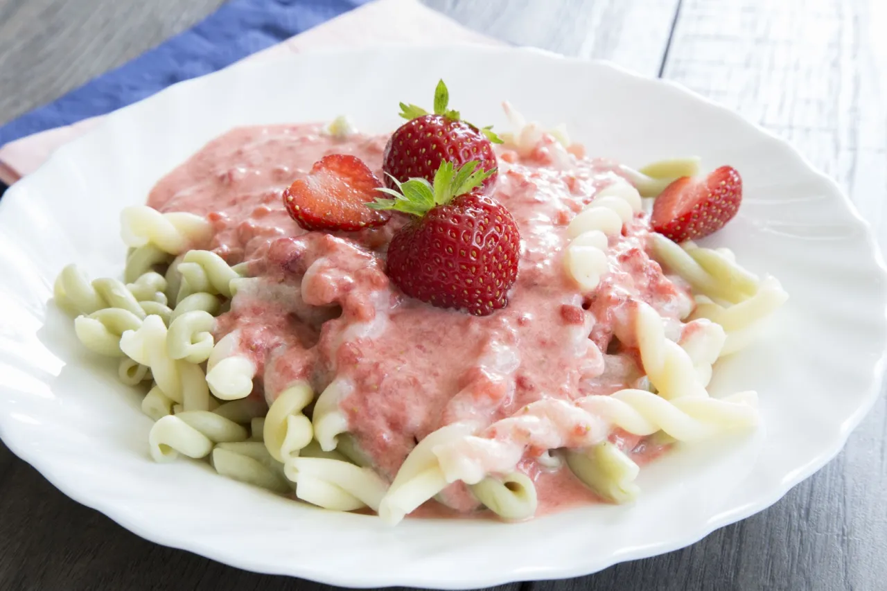 makaron z truskawkami i śmietaną nostalgia lato