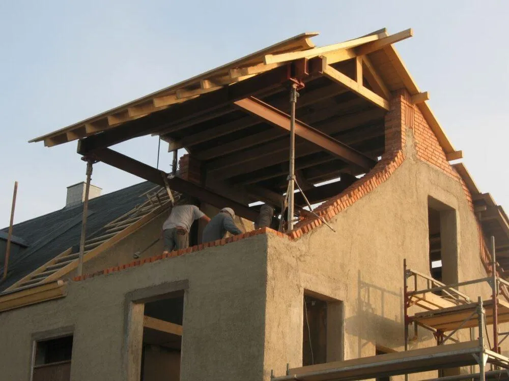 podnoszenie dachu domu drewnianego siłownikami hydraulicznymi