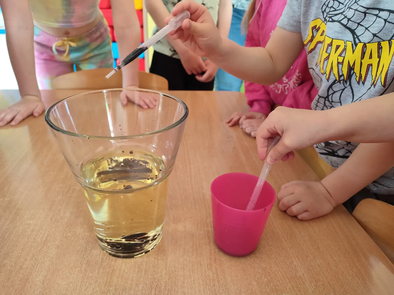 Składniki do eksperymentu lampa lawa