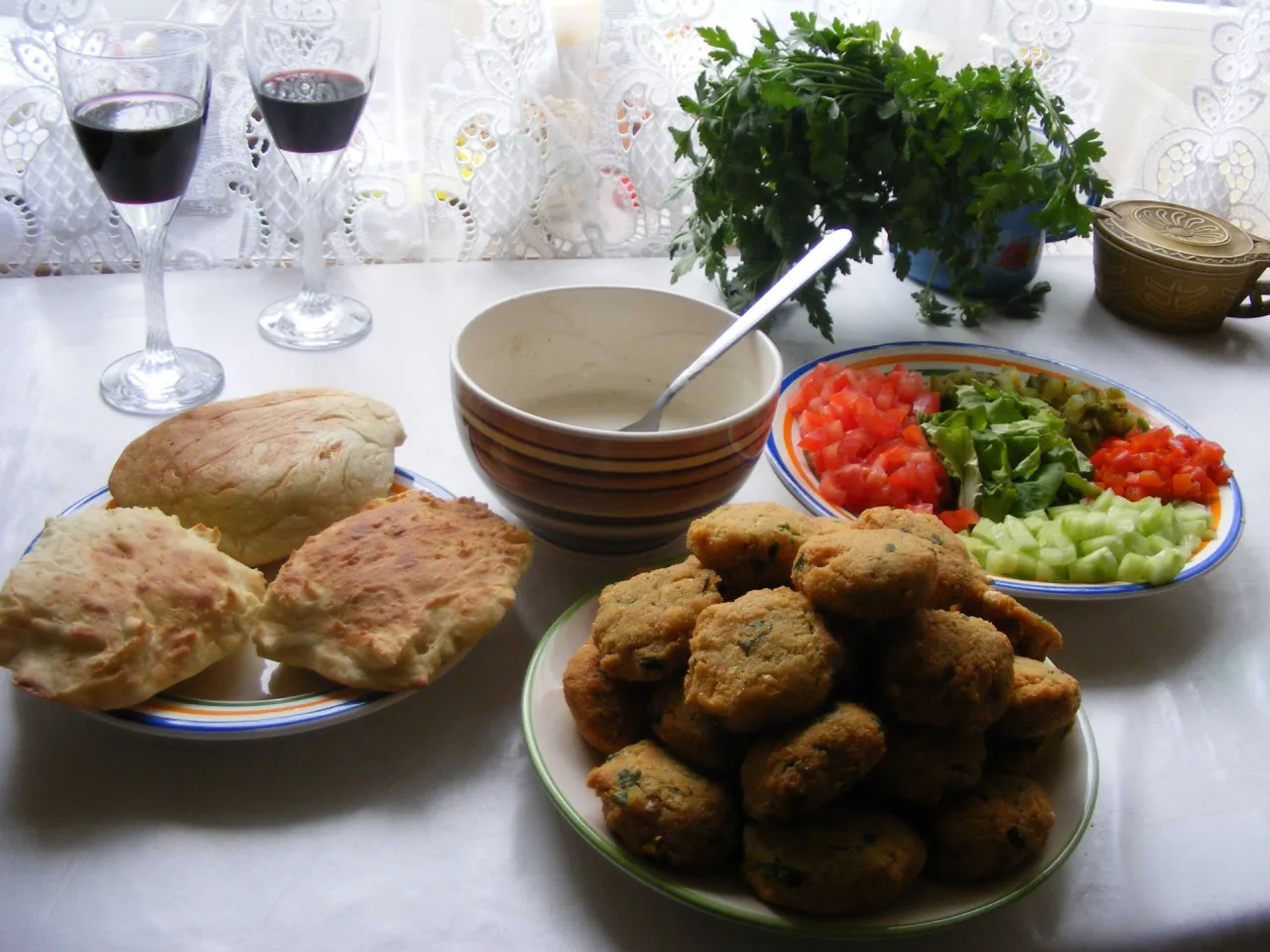 falafel kebab w picie z warzywami i sosem