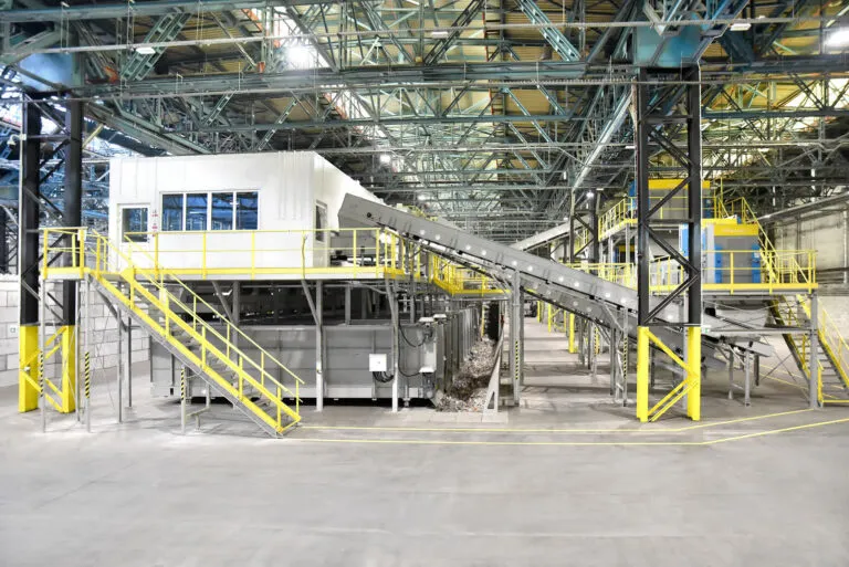 nowoczesny zakład recyklingu wnętrze