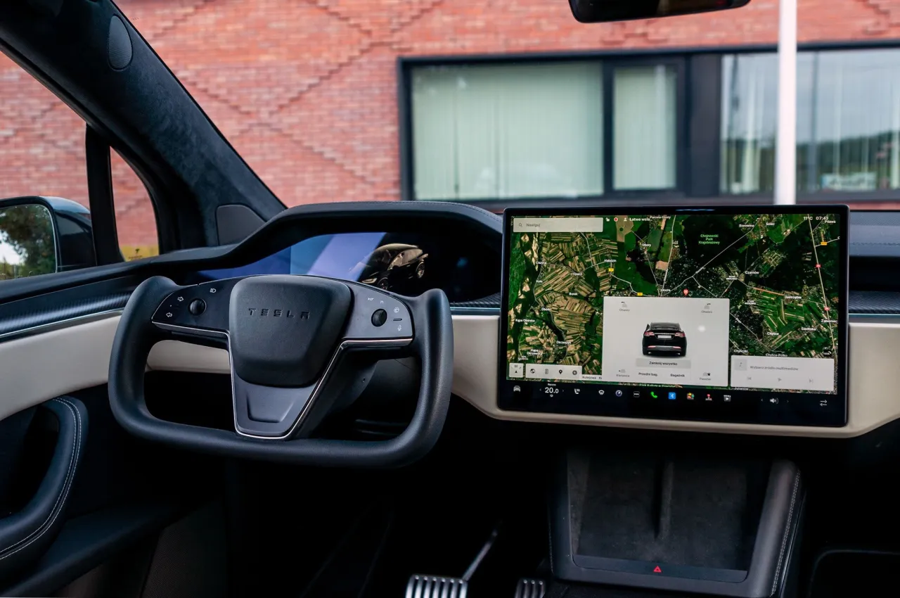 Wnętrze Tesli z ekranem nawigacji. Zastanawiasz się, ile kosztuje najdroższa Tesla?