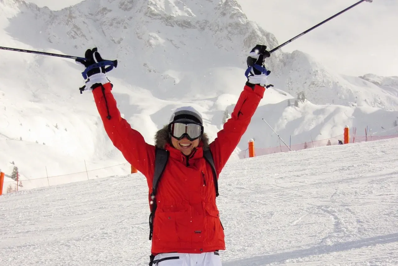 Narciarz z kijkami na stoku