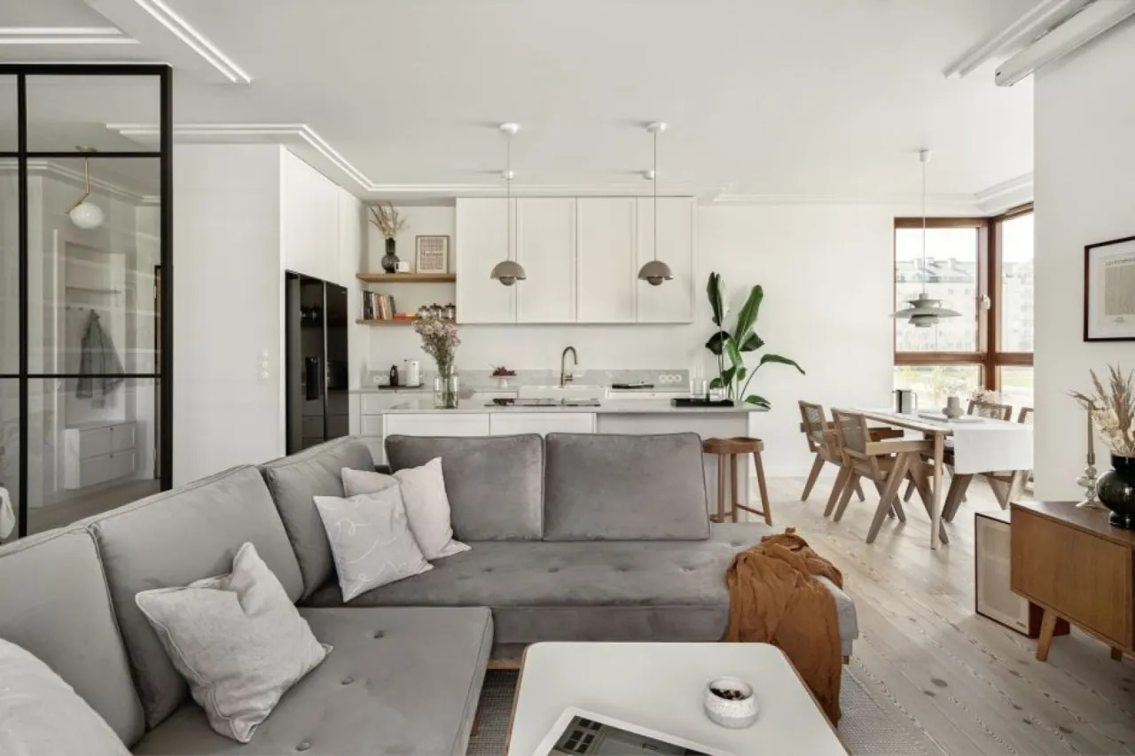 galeria ścienna nad stołem salon jadalnia