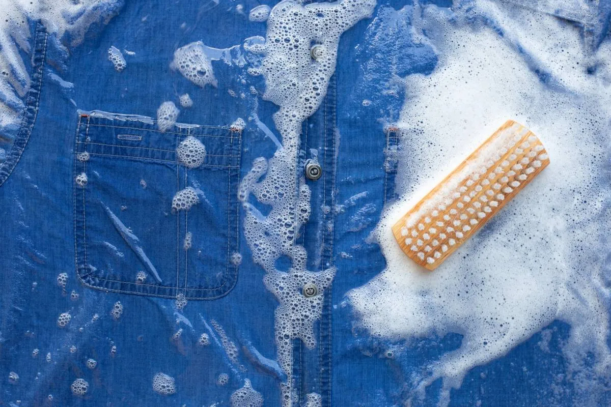 Szczotka do prania z pianą na dżinsowej kurtce. Dowiedz się, jak sprać żywicę z kurtki.