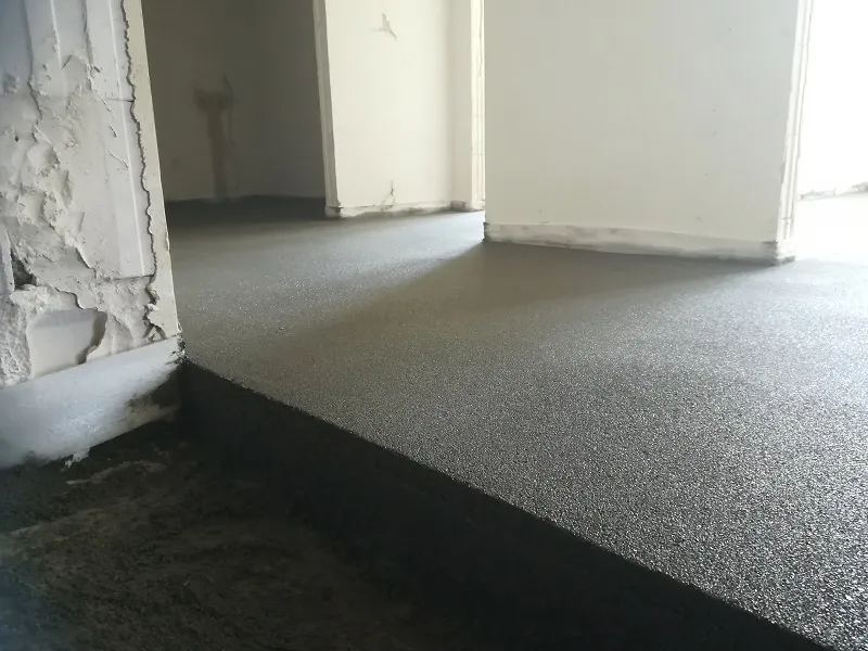 świeżo wylana wylewka cementowa miksokret