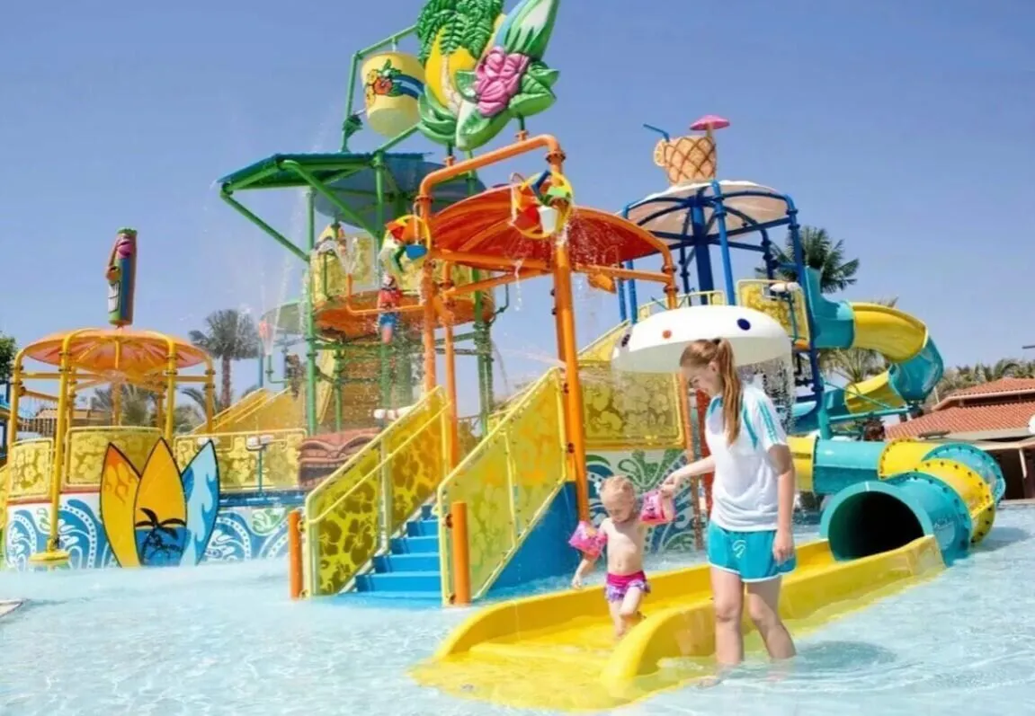 Rodzina z dziećmi w aquaparku w tureckim hotelu