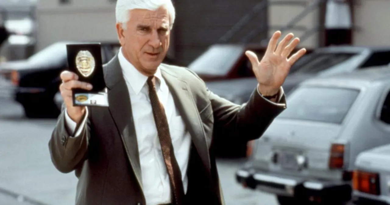 Leslie Nielsen jako Frank Drebin z Nagiej Broni