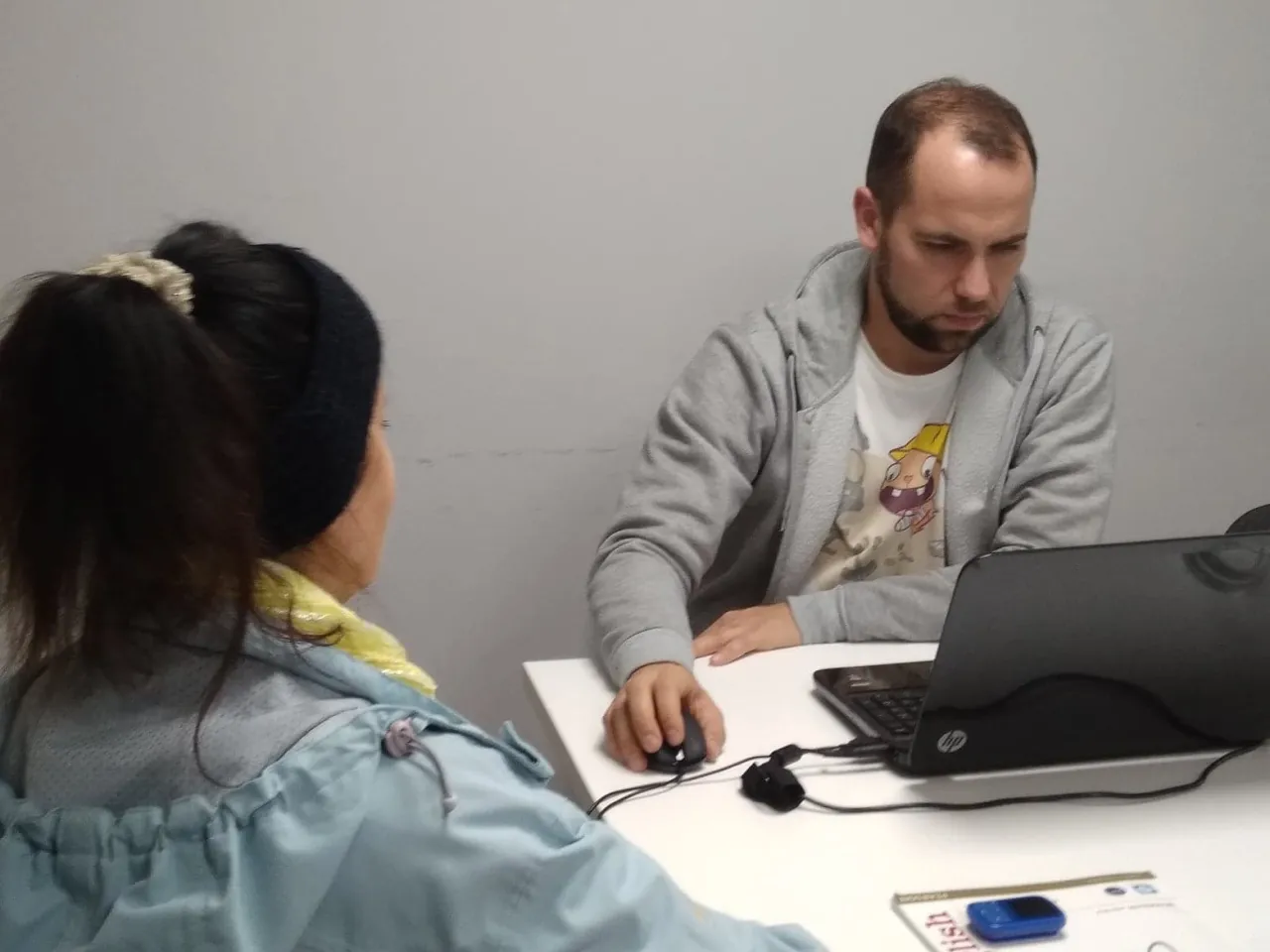 senior pracuje na komputerze w domu