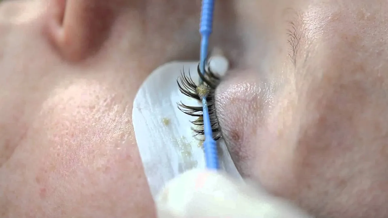 profesjonalne usuwanie rzęs w salonie