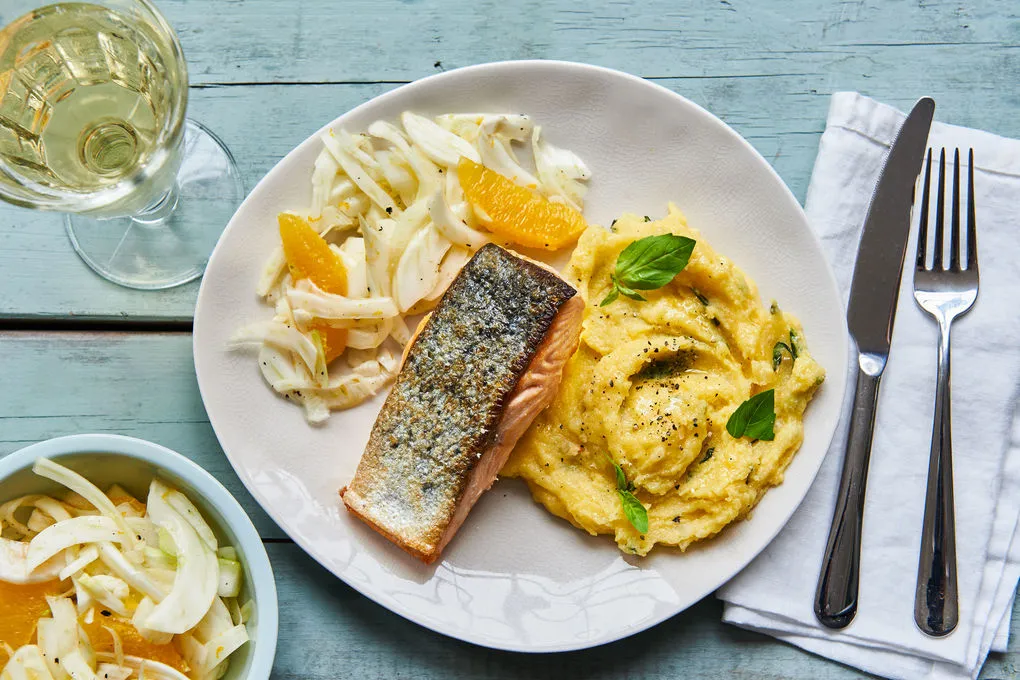 Gebratenes Lachsfilet auf Fenchelgem&uuml;se serviert