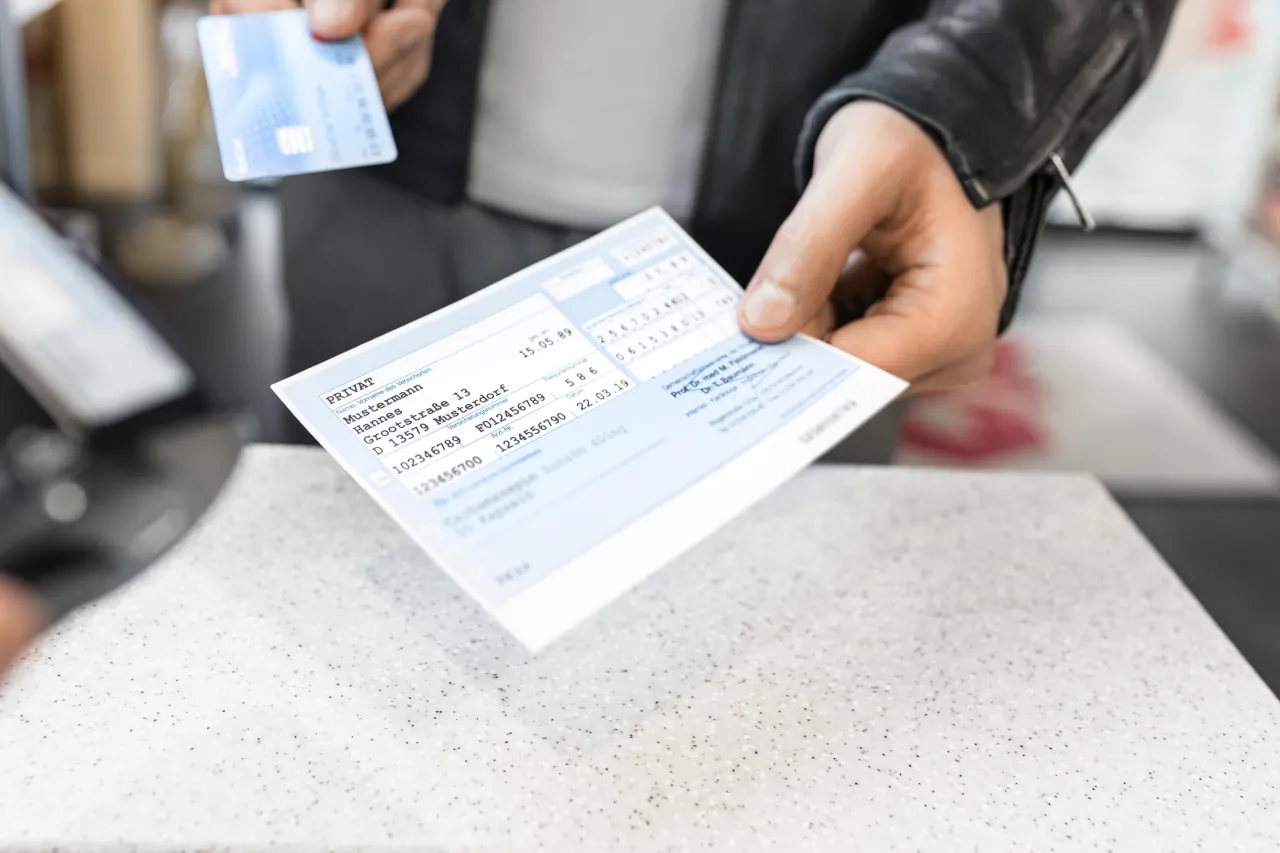 Blaues Privatrezept und rosa Kassenrezept nebeneinander