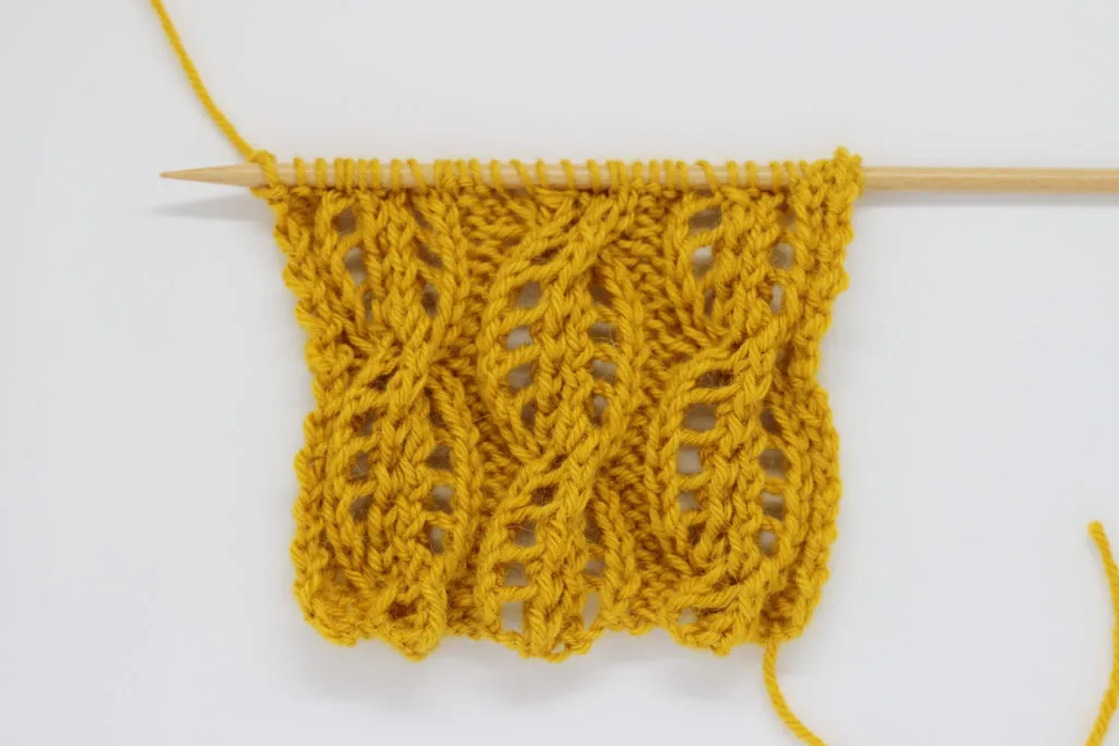 Przykłady splotów dziewiarskich: dżersej, warkocze, ażur