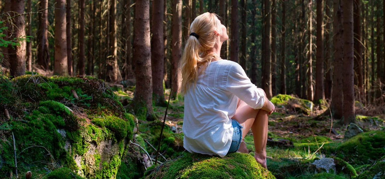 osoba relaksująca się na łonie natury
