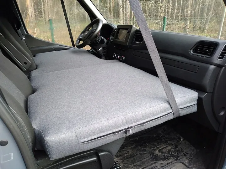 materac na dachu samochodu zabezpieczony, materac w busie dostawczym