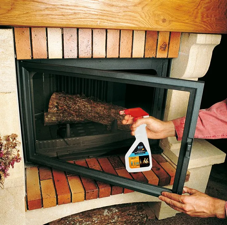 czyszczenie szyby kominkowej popiołem