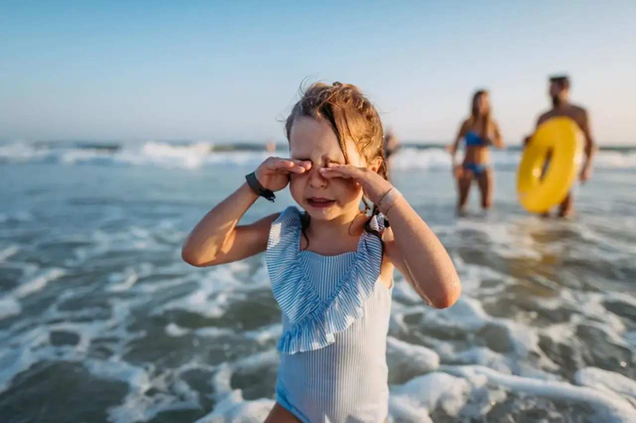 dziecko z zabandażowaną ręką na wakacjach