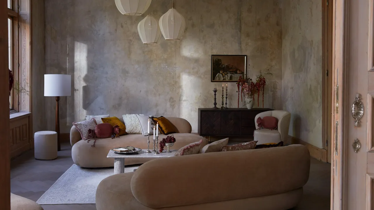 przykłady ścian z tynkiem baranek i gładkich ścian po remoncie