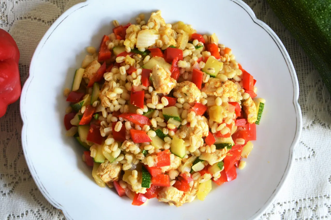 Pęczak z warzywami i kurczakiem lub pęczotto