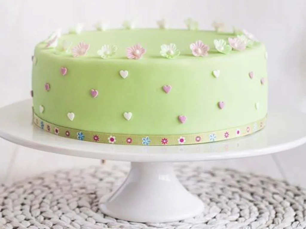 tort DIY masa cukrowa, proste dekoracje tortu domowego