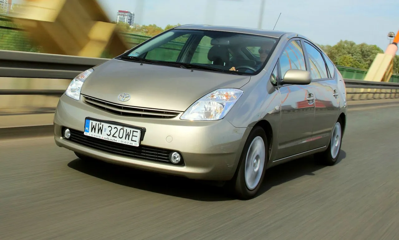 Złoty Toyota Prius na drodze. Czy warto zainwestować w ten model? Sprawdźmy!