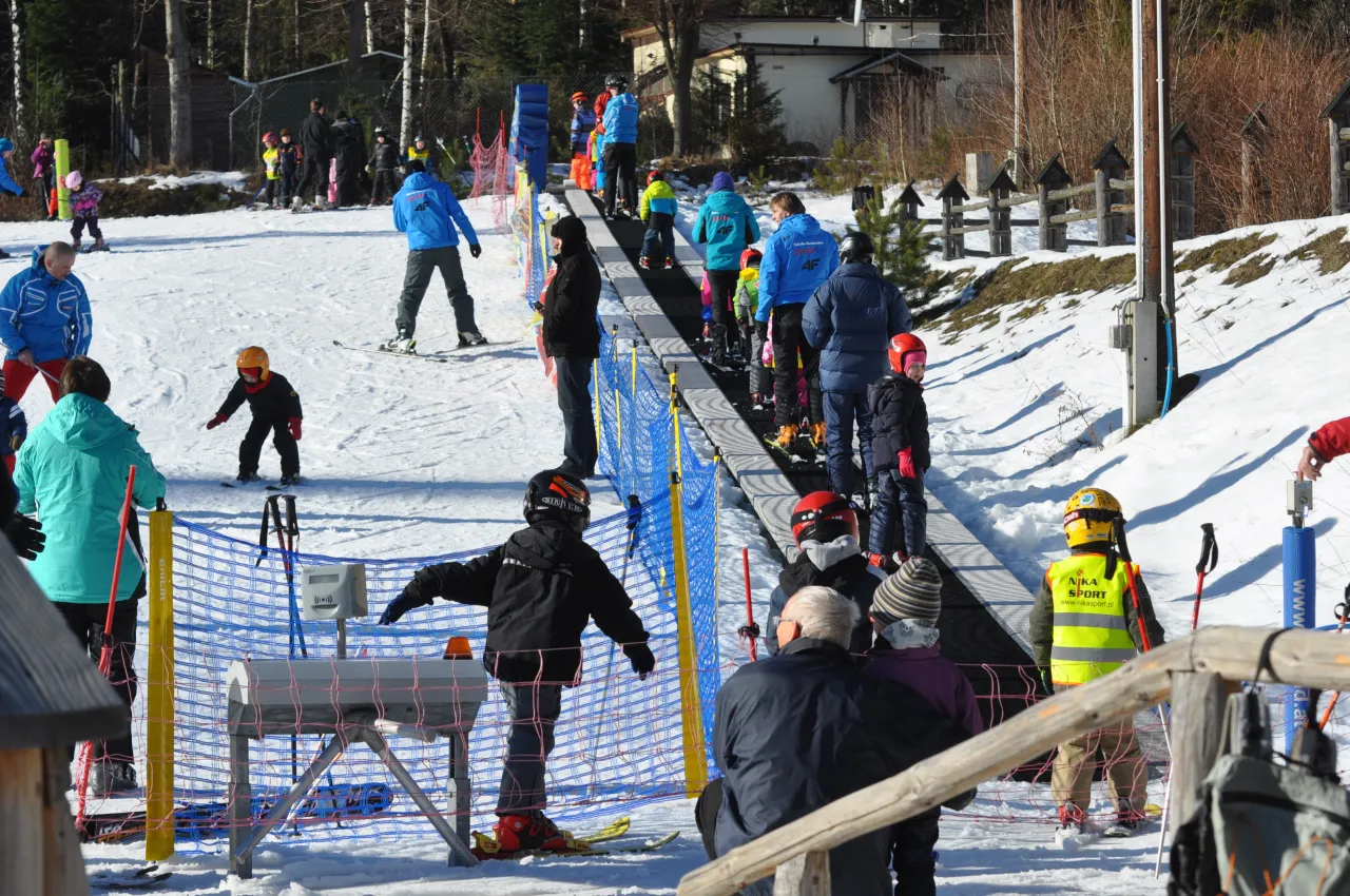 Wyciągi taśmowe stoki dla dzieci