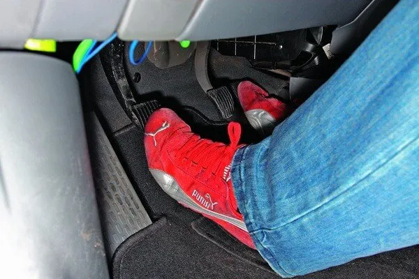 kierowca źle używający sprzęgła, jazda na p&oacute;łsprzęgle