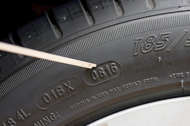 Wiek opony a bezpieczeństwo, zużyta opona