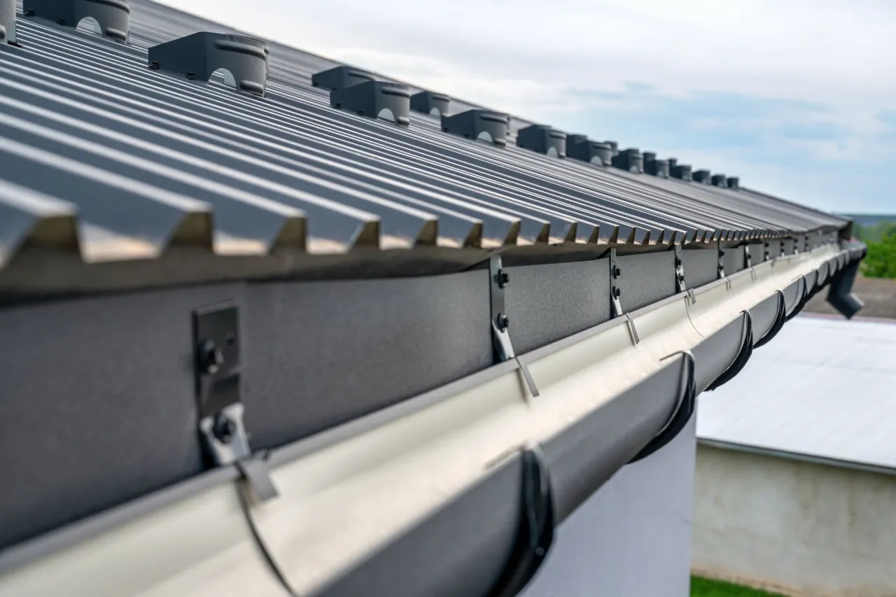 Zdjęcie Jakie rynny wybrać: plastikowe czy metalowe? Porównanie zalet i wad