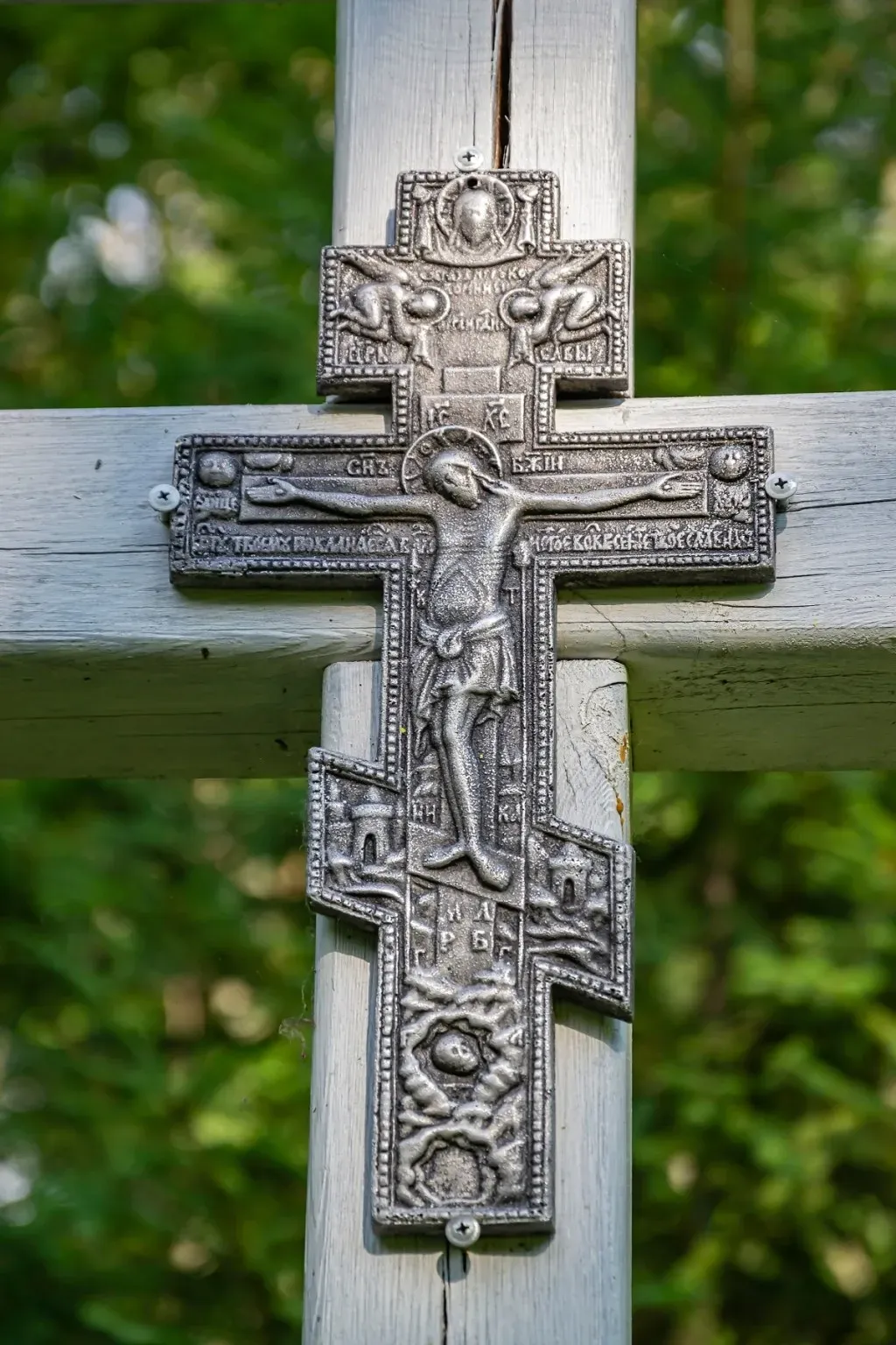 Zdjęcie Czy katolik może nosić krzyż prawosławny? Odkryj kontrowersje i zasady