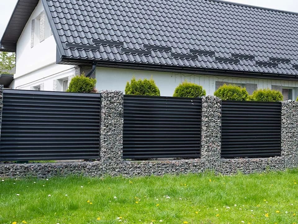 R&oacute;żne rodzaje ogrodzeń posesji