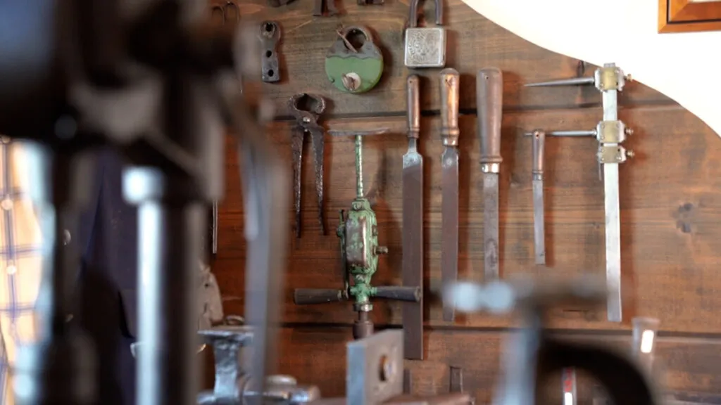 Muzeum Ślusarstwa Świątniki G&oacute;rne wnętrze eksponaty