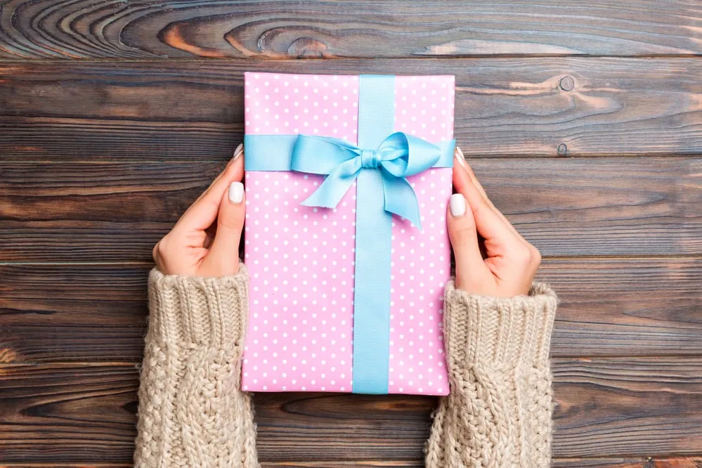 kreatywne pakowanie prezentu voucher do spa