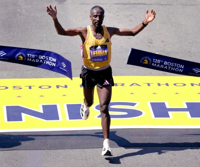 Biegacze na maratonie w Bostonie