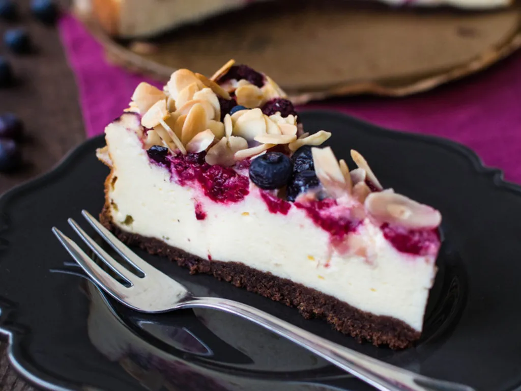 Sernik z polewą czekoladową i owocami