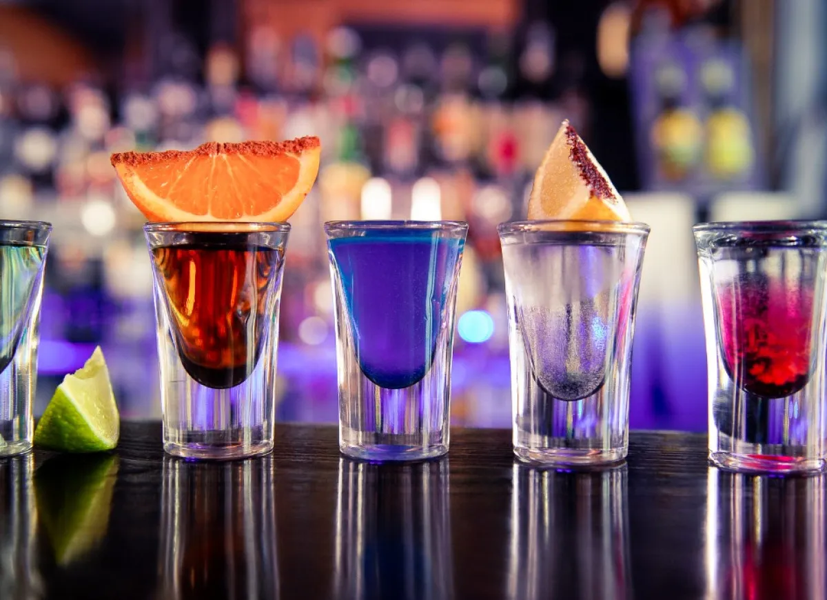 różne kolorowe shoty alkoholowe na tacy