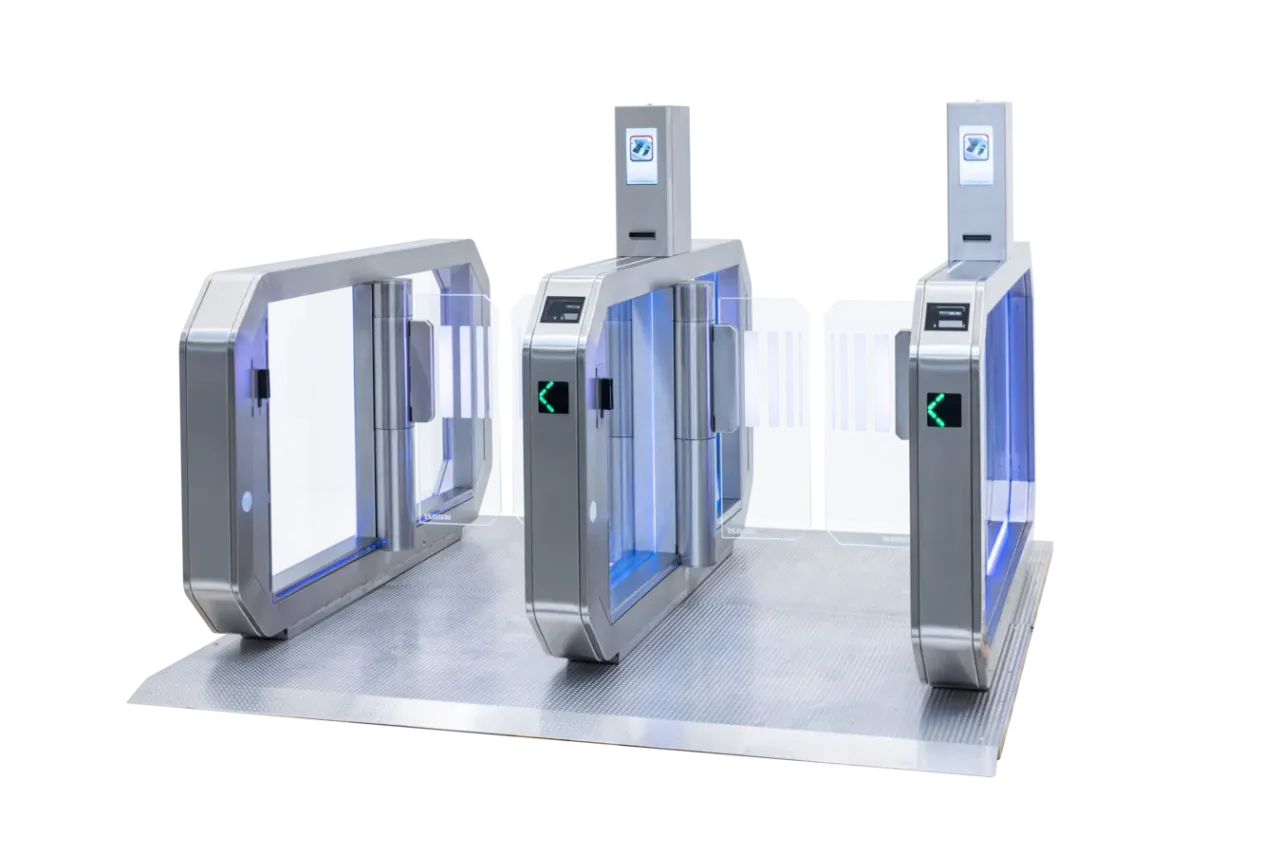 Nowoczesne bramki na lotnisku, kt&oacute;re wykrywają pasażer&oacute;w, z niebieskim podświetleniem i zielonymi strzałkami kierunku.